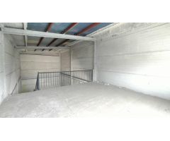 Estupenda Nave/Local Comercial  de 130 m2 en 2 alturas con gran escaparate
