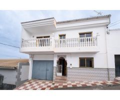 CASA LUMINOSA CON AMPLIAS HABITACIONES!!!!!!!!!!