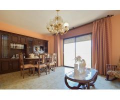 Ponemos en venta esta bonita y acogedora casa en Dúrcal para que la puedas convertir en tu hogar.