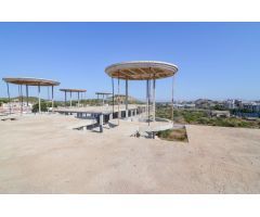 Solar con estructura y diferentes fases de obra ejecutadas. Sector Z.O.-3 en Guardamar del Segura.