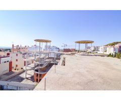 Solar con estructura y diferentes fases de obra ejecutadas. Sector Z.O.-3 en Guardamar del Segura.