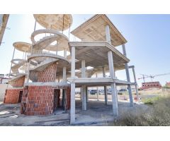 Solar con estructura y diferentes fases de obra ejecutadas. Sector Z.O.-3 en Guardamar del Segura.