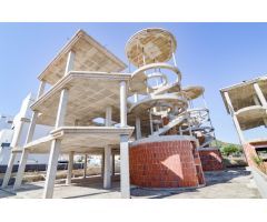 Solar con estructura y diferentes fases de obra ejecutadas. Sector Z.O.-3 en Guardamar del Segura.