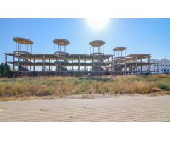 Solar con estructura y diferentes fases de obra ejecutadas. Sector Z.O.-3 en Guardamar del Segura.