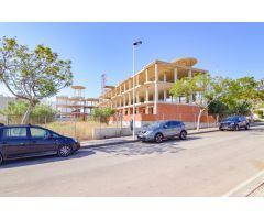 Solar con estructura y diferentes fases de obra ejecutadas. Sector Z.O.-3 en Guardamar del Segura.