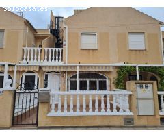 Se vende casa adosada en la zona de Punta Prima, Torrevieja. A 550m del mar