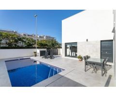 Villas adosadas de obra nueva con piscina privada en la zona de Daya Nueva, Costa Blanca