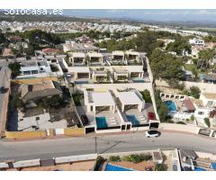 Chalets de obra nueva de una planta con piscina privada en Torrevieja