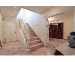 Chalet de dos plantas y buhardilla en Alumbres con 230,70 m2