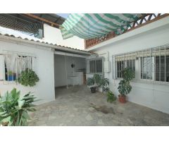 Casa con patio interior y gran terraza