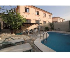 Pareado con piscina privada