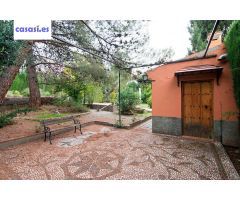 Chalet independiente junto a Campo de Futbol de Huetor Vega.