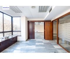 Magnifico piso para oficina o vivienda en pleno centro de Granada.