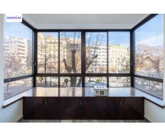 Magnifico piso para oficina o vivienda en pleno centro de Granada.