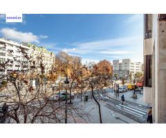 Magnifico piso para oficina o vivienda en pleno centro de Granada.