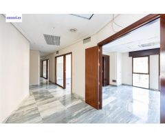 Magnifico piso para oficina o vivienda en pleno centro de Granada.