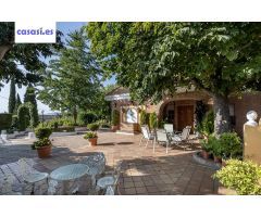 Casa con Gran Parcela en La Zubia