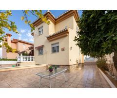 PRECIOSA CASA EN URBANIZACION PRIVADA