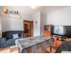 Bonita casa con 3 habitaciones, 2 baños, salón y patio situada en pleno centro de Colomera.