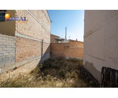 Solar orientado a dos calles en muy buena zona