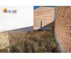 Solar orientado a dos calles en muy buena zona