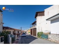 Solar orientado a dos calles en muy buena zona