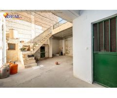 ¡CASA EN EL CENTRO DE DÚRCAL CON COCHERA, PATIO Y TERRAZA