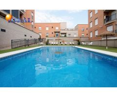PISO LUMINOSO EN BUEN ESTADO CON PISCINA COMUNITARIA, DOS GARAJES Y TRASTERO