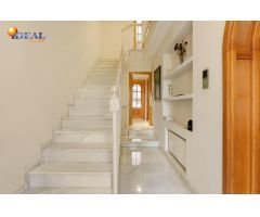 EXCLUSIVA Y ELEGANTE CASA ADOSADA EN GRANADA CAPITAL