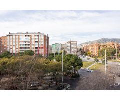 Avda. Sarriá al lado Plaza Prat de la Riba y Clínica Corachan piso de 198 m² alto y con terraza.