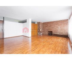 Avda. Sarriá al lado Plaza Prat de la Riba y Clínica Corachan piso de 198 m² alto y con terraza.