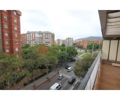 Avda. Sarriá al lado Plaza Prat de la Riba y Clínica Corachan piso de 198 m² alto y con terraza.