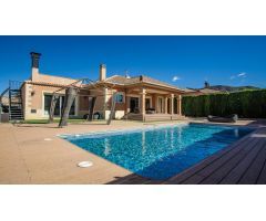 Chalet en la Romana, con parcela privada, piscina climatizada,  ideal para vivir todo el año