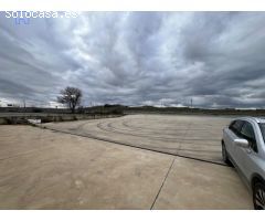 Nave en esquina de 1.500 m2 con 5 accesos y campa