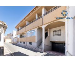 Piso de un dormitorio con patio y cochera cerrada.