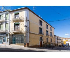 Espectacular edificio a 3 calles con vivienda y locales comerciales en pleno centro de Alhama de Gr