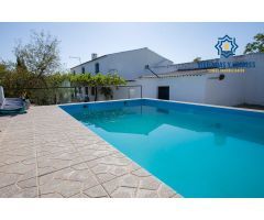 Cortijo con piscina en ubicación inmejorable en Garciez, Jaen