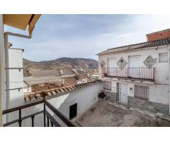 Bonita casa con 3 habitaciones, 2 baños, salón y patio situada en pleno centro de Colomera.