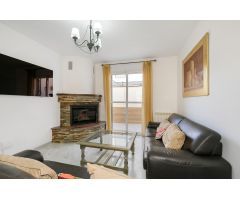 OPORTUNIDAD ÚNICA EN HUÉTOR VEGA – CHALET PAREADO CON PISCINA POR 310.000€!