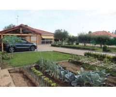 CHALET INDEPENDIENTE CON PISCINA Y TENIS EN ALDEHUELA