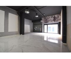Local comercial de 305 m2, con almacén y altillo.
