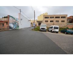 Nave con negocio de planchistería, pintura y complementos de vehículos.