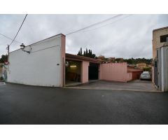 Nave con negocio de planchistería, pintura y complementos de vehículos.