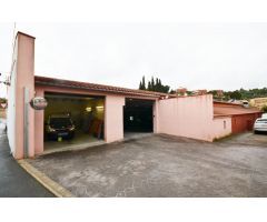 Nave con negocio de planchistería, pintura y complementos de vehículos.