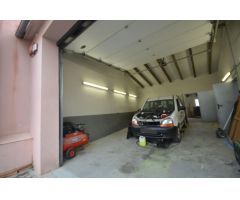 Nave con negocio de planchistería, pintura y complementos de vehículos.