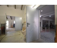 Nave con negocio de planchistería, pintura y complementos de vehículos.
