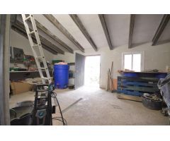 Nave con negocio de planchistería, pintura y complementos de vehículos.