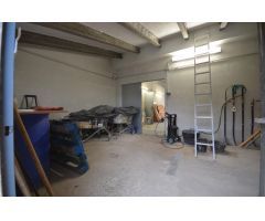 Nave con negocio de planchistería, pintura y complementos de vehículos.