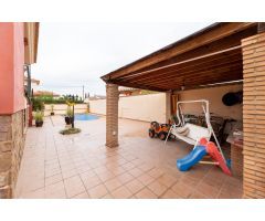 Vive el Lujo a lo Grande: Exclusivo Chalet Independiente con Piscina en Los Chopos
