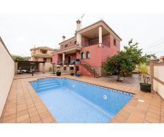 Vive el Lujo a lo Grande: Exclusivo Chalet Independiente con Piscina en Los Chopos